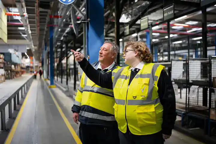 Beveiligers in uniform wijzen naar locatie tijdens beveiligingstraining